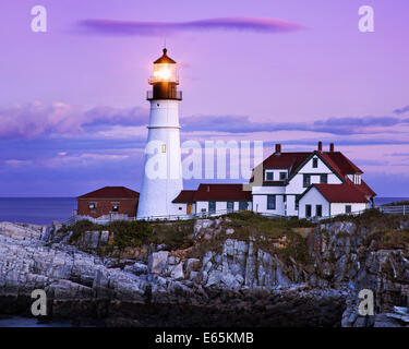 Die wohlwollende Sentinel, Portland Head Light nach Sonnenuntergang, Portland, Maine, USA Stockfoto