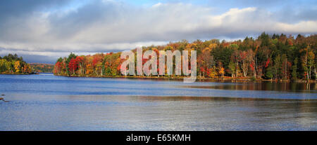 Ein Herbstmorgen am Tupper Lake In den Adirondack Mountains von New York State, USA Stockfoto