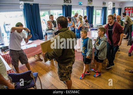 Aberystwyth, Wales, UK. 15. August 2014.  Hunderte von Menschen aller Altersgruppen aufgedreht Auditions in Aberystwyth Rugby Club heute 15. August 2014, um eine Chance auf als Statisten in der zweiten Staffel der hit walisischen Detektiv Drama-Serie "Hinterland" ("Y Gwyll") geworfen werden soll.  Inmitten von Aberystwyth, gefilmt in Walisisch und Englisch, und starring Richard Harrington in der Hauptrolle des DCI Mathias Rücken an Rücken, ist die erste Serie von diesem dunkel und grübeln Drama, mit einem Hauch von Scandi-Noir, weltweit gelungen.    Bildnachweis: Keith Morris/Alamy Live-Nachrichten Stockfoto