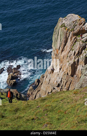 Kletterer suchen klein und unbedeutend auf Devil's Slide auf Lundy Island, Devon, England UK im März - natürliche Ebene im Granit Stockfoto