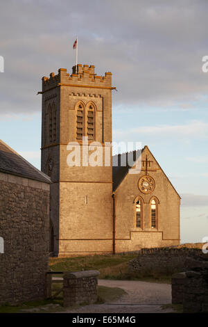 Abends Licht in den Fenstern von St. Helena Kirche auf Lundy Island, Devon, England, UK im August wider-St Helens Kirche Stockfoto