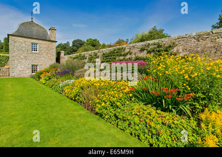 PITMEDDEN GÄRTEN-ABERDEENSHIRE-SCHOTTLAND MIT EINEM TWIN-OGEE ÜBERDACHT PAVILLON EIN BLUMENBEET UND OBSTBÄUMEN AN DER WAND Stockfoto