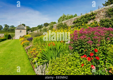 PITMEDDEN GÄRTEN-ABERDEENSHIRE-SCHOTTLAND MIT EINEM TWIN-OGEE ÜBERDACHTEN PAVILLON UND EIN VOLLER PFLANZEN BLUMEN Stockfoto