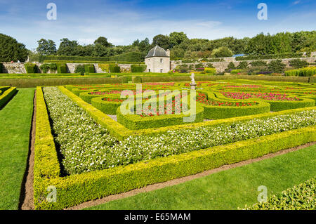 PITMEDDEN GÄRTEN-ABERDEENSHIRE-SCHOTTLAND MIT EINEM TWIN-OGEE ÜBERDACHTEN PAVILLON UND SECHS PARTERRES UMGEBEN VON BUCHSBÄUMEN Stockfoto