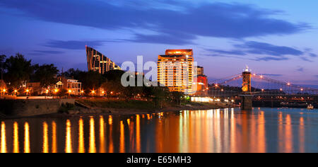 Covington, Kentucky nachts über die Roebling Hängebrücke aus Cincinnati Ohio USA Stockfoto