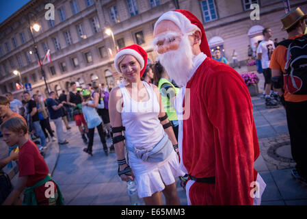 Warschau, Polen. 14. August 2014. Menschen nimmt Teil in Nightskating Warschau - Masse Skate-Event auf Straßen der Stadt, beginnt das Copernicus-Denkmal auf Krakowskie Przedmiescie Straße in Warschau, Polen-Credit: Kpzfoto/Alamy Live-Nachrichten Stockfoto