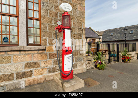 TARVES DORF-ABERDEENSHIRE-SCHOTTLAND DAS HERITAGE CENTRE UND EINE ALTE ROTE KRAFTSTOFF PUMPEN Stockfoto