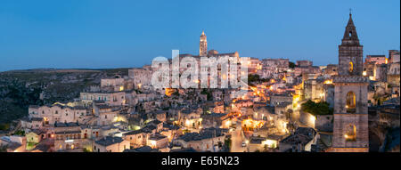 Panorama-Ansicht des Sasso Barisano in der Abenddämmerung, Sassi di Matera, Basilikata, Italien Stockfoto