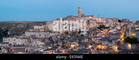 Panorama-Ansicht des Sasso Barisano in der Abenddämmerung, Sassi di Matera, Basilikata, Italien Stockfoto