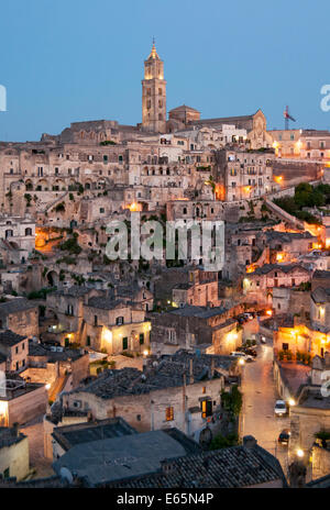 Sasso Barisano in der Abenddämmerung, Sassi di Matera, Basilikata, Italien Stockfoto