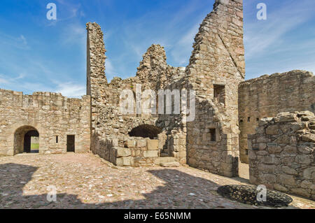 TOLQUHON BURG-ABERDEENSHIRE-SCHOTTLAND-HAUPTEINGANG UND INTERIEUR INNENHOF MIT BRUNNEN Stockfoto