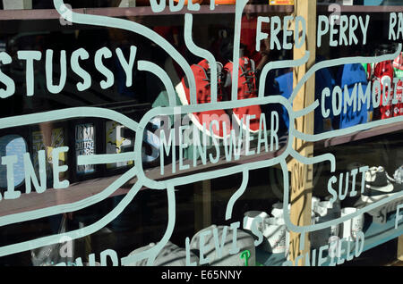 Herrenmode Marken auf einem Schaufenster, London, UK Stockfoto