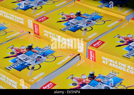Ein Stapel von Argos Retail Store Kataloge, London, UK Stockfoto