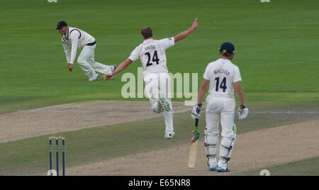 Emirate Old Trafford, Manchester, UK, 15. August 2014. Tom Smith (Lancashire) behauptet seine dritte Pforte wie Khawaja Michael Richardson für 38 Fänge. Cricket-Lancashire V Durham Manchester, UK Credit: John Fryer/Alamy Live News Stockfoto