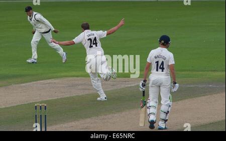 Emirate Old Trafford, Manchester, UK, 15. August 2014. Tom Smith (Lancashire) behauptet seine dritte Pforte wie Khawaja Michael Richardson für 38 Fänge. Cricket-Lancashire V Durham Manchester, UK Credit: John Fryer/Alamy Live News Stockfoto