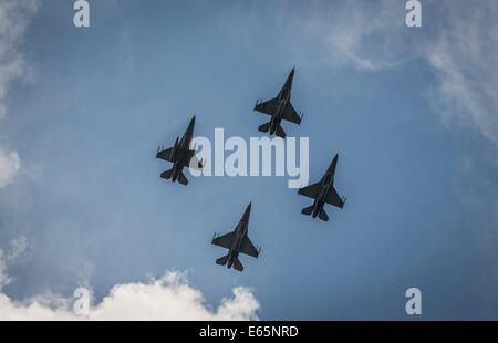 Warschau, Polen. 15. August 2014.  Polnische Luftwaffe f-16 Flugzeuge fliegen über Stadt während der größten Militärparade in Jahren mit Panzer, Fahrzeuge, Soldaten und Flugzeuge, die Kennzeichnung von polnischen Armed Forces Day und Jahrestag der polnischen Sieg gegen die russischen Bolschewiki 1920 in Warschau, Polen. Bildnachweis: Kpzfoto/Alamy Live-Nachrichten Stockfoto