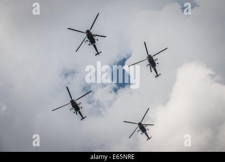 Warschau, Polen. 15. August 2014. PZL W-3 Sokol (Englisch: Falcon) Mehrzweck-Hubschrauber fliegen über die Stadt während der größten Militärparade in Jahren mit Panzer, Fahrzeuge, Soldaten und Flugzeuge, die Kennzeichnung von polnischen Armed Forces Day und Jahrestag der polnischen Sieg gegen die russischen Bolschewiki 1920 in Warschau, Polen. Bildnachweis: Kpzfoto/Alamy Live-Nachrichten Stockfoto