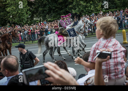 Warschau, Polen. 15. August 2014. Polsih Pferd Kalvarienberg während der größten Militärparade in Jahren mit Panzer, Fahrzeuge, Soldaten und Flugzeuge, die Kennzeichnung von polnischen Armed Forces Day und Jahrestag der polnischen Sieg gegen die russischen Bolschewiki 1920 in Warschau, Polen. Bildnachweis: Kpzfoto/Alamy Live-Nachrichten Stockfoto