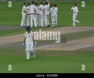 Emirate Old Trafford, Manchester, UK, 15. August 2014. Michael Richardson (Durham) kehrt in den Pavillon nach von Khawaja aus Tom Smith for38 gefangen. Cricket-Lancashire V Durham Manchester, UK Credit: John Fryer/Alamy Live News Stockfoto