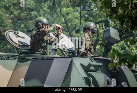 Warschau, Polen. 15. August 2014.  Polnische Soldaten während der größten Militärparade in Jahren mit Panzer, Fahrzeuge, Soldaten und Flugzeuge, die Kennzeichnung von polnischen Armed Forces Day und Jahrestag der polnischen Sieg gegen die russischen Bolschewiki 1920 in Warschau, Polen. Bildnachweis: Kpzfoto/Alamy Live-Nachrichten Stockfoto