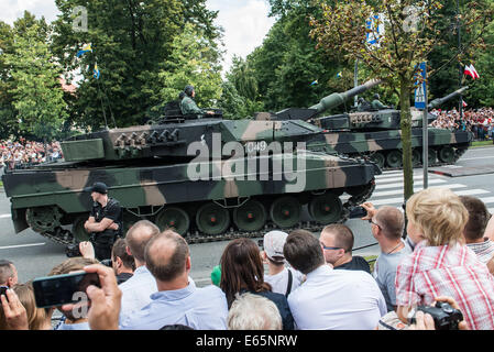 Warschau, Polen. 15. August 2014. Leopard 2A5 Kampfpanzer während der größten Militärparade in Jahren mit Panzer, Fahrzeuge, Soldaten und Flugzeuge, die Kennzeichnung von polnischen Armed Forces Day und Jahrestag der polnischen Sieg gegen die russischen Bolschewiki 1920 in Warschau, Polen. Bildnachweis: Kpzfoto/Alamy Live-Nachrichten Stockfoto