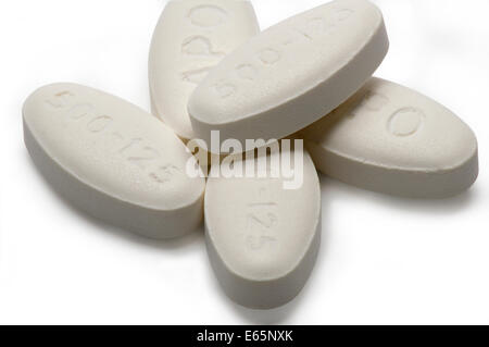 Amoxicillin-Clavulansäure-Tabletten auf weiß Stockfoto