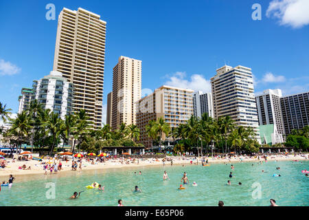 Honolulu Hawaii, Oahu, Hawaiian, Waikiki Beach, Resort, Kuhio Beach State Park, Pazifischer Ozean, Sonnenanbeter, Familien, überfüllt, Hochhaus, Gebäude, Hotel, Condomin Stockfoto