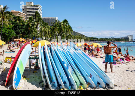 Honolulu Hawaii, Oahu, Hawaiian, Waikiki Beach, Resort, Kuhio Beach State Park, Pazifischer Ozean, Sonnenanbeter, Familien, überfüllt, Sonnenschirme, Surfbretter, Vermietung, Miete, U Stockfoto