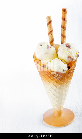 Vanilleeis mit Wafer im Cup auf weißem Holz Hintergrund Stockfoto