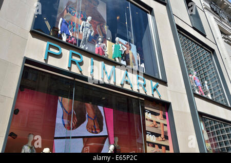 Primark Mode Kleidung zu speichern in der Oxford Street (Tottenham Court Road), London, UK. Stockfoto