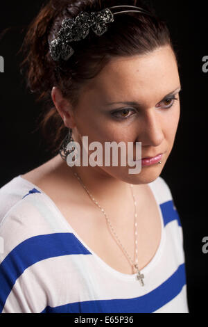 Junge Frauen tief in Gedanken Stockfoto