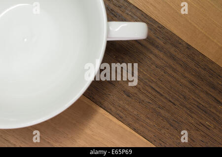 Weißware Tasse, Nussbaum, Teak Oberfläche, Verkleidung Stockfoto