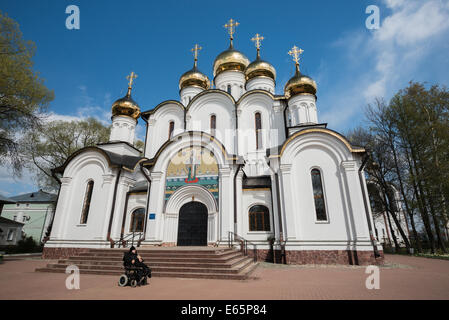 Körperlich Behinderte Ordensleute sitzt in einer ungültigen Stuhl in der Nähe von St. Nikolaus (Nikolsky) Stockfoto