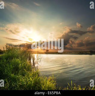 Abend am Fluss am Ende des Sommers Stockfoto