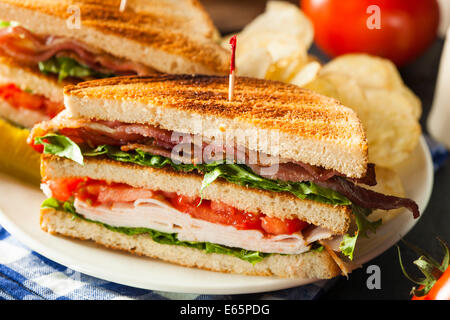Türkei und Speck-Club-Sandwich mit Salat und Tomate Stockfoto