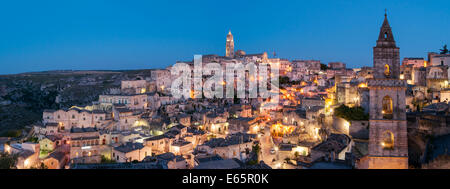 Panorama-Ansicht des Sasso Barisano in der Abenddämmerung, Sassi di Matera, Basilikata, Italien Stockfoto