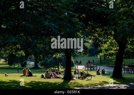 Touristen genießen die Sommer Abendsonne in den Princes Street Gardens, Edinburgh Stockfoto