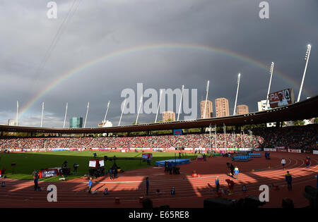 Zürich, Schweiz. 15. August 2014. Ein breites Regenbogen gesehen über das Stadion an die Europäische Leichtathletik Weltmeisterschaften 2014 im Letzigrund Stadion in Zürich, Schweiz, 15. August 2014. Foto: Rainer Jensen/Dpa/Alamy Live-Nachrichten Stockfoto