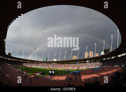 Zürich, Schweiz. 15. August 2014. Ein breites Regenbogen gesehen über das Stadion an die Europäische Leichtathletik Weltmeisterschaften 2014 im Letzigrund Stadion in Zürich, Schweiz, 15. August 2014. Foto: Rainer Jensen/Dpa/Alamy Live-Nachrichten Stockfoto