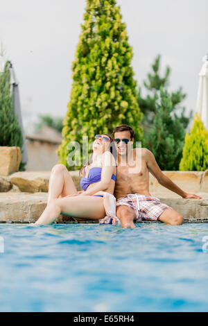 Junges Paar am Pool Stockfoto