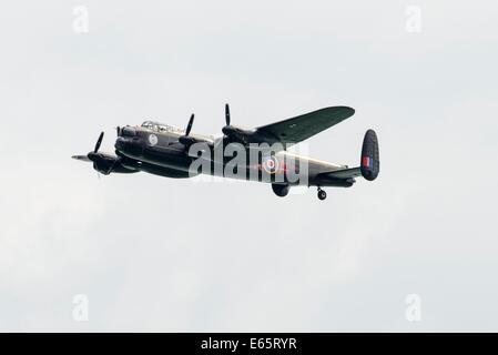 Eastbourne, Vereinigtes Königreich. 15. August 2014. Die zwei restlichen flugfähigen Lancaster-Bomber fliegen gemeinsam im Rahmen des Battle of Britain Memorial Flight bei Eastbourne Airshow... Der Welt nur zwei flugfähige Lancaster-Bomber haben zusammen über Großbritannien zum ersten Mal in fast 50 Jahren geflogen. Eine kanadische Maschine (Rufzeichen Vera) trat der UK Battle of Britain Memorial Flight Lancaster (Rufzeichen Klopfer) zusammen mit einer Spitfire und Hurricane für eine Anzeige bei Eastbourne gratis Airshow. Bildnachweis: Julie Edwards/Alamy Live-Nachrichten Stockfoto