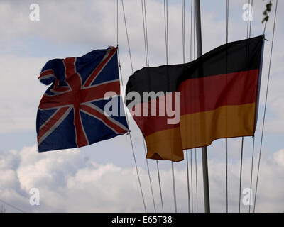 Großbritannien und deutsche Flagge zusammen, UK Stockfoto