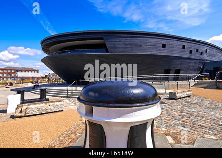 Portsmouth Historic Dockyard mit brandneuen Mary Rose Museum und weltberühmten Schiffe HMS Victory und HMS Warrior (1860) Stockfoto