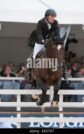 London, UK. 15. August 2014.  Der Longines Global Champions Tour von London. Robert Whitaker [GBR] in Aktion während des CSI5 * Sapinda Prix. Bildnachweis: Stephen Bartholomäus/Alamy Live-Nachrichten Stockfoto