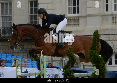 London, UK. 15. August 2014. Elizabeth Madden bei Longines Global Champions Tour "Springreiten" fand bei der Horse Guard Parade in London, England, London. Bildnachweis: Siehe Li/Alamy Live News Stockfoto