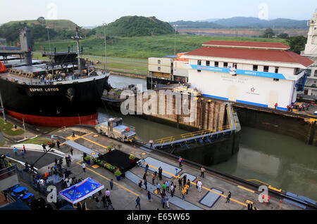 Panama City, Panama. 15. August 2014. Ein Schiff geht durch die Schleusen während das Gedenken an den 100. Jahrestag des Panama-Kanals an die Miraflores-Schleusen in Panama-Stadt, Hauptstadt von Panama, am 15. August 2014. Panama feierte den 100. Jahrestag des Kanals mit einer Preisverleihung und Gala am Freitag. Der Kanal, eine technische Meisterwerk, das global Commerce verwandelt eröffnet am 15. August 1914, verbindet den Atlantischen und Pazifischen Ozean. Bildnachweis: Str/Xinhua/Alamy Live-Nachrichten Stockfoto