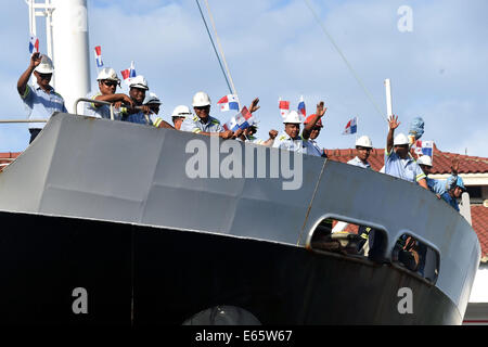 Panama City, Panama. 15. August 2014. Arbeiter der Panama Canal Authority Welle panamaische nationale Flaggen während der Gedenkfeier zum 100. Geburtstag des Panama-Kanals, an der Miraflores-Schleusen, in Panama-Stadt, Hauptstadt von Panama, am 15. August 2014. Panama feierte den 100. Jahrestag des Kanals mit einer Preisverleihung und Gala am Freitag. Der Kanal, eine technische Meisterwerk, das global Commerce verwandelt eröffnet am 15. August 1914, verbindet den Atlantischen und Pazifischen Ozean. Bildnachweis: Str/Xinhua/Alamy Live-Nachrichten Stockfoto