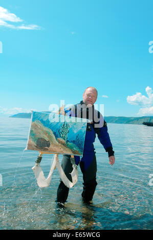 Unterwasser Künstler Yuriy Alexeev (Yuri Alekseev) aus dem Wasser mit dem Bild gemalt im Wasser. Baikal Stockfoto