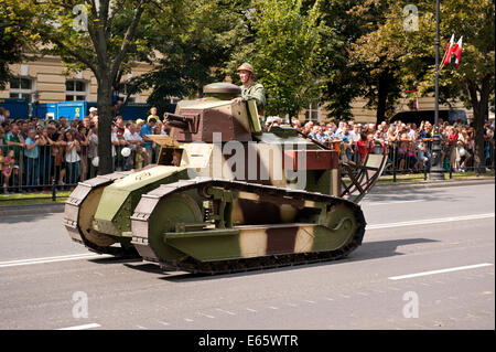 Militärparade in Warschau, Polen, 15. August 2014, Streitkräfte Jahresurlaub, 94. Warschauer Schlacht Jubiläum in Polen stattfinden. Straße passiert, das ehrt polnischen Sieg gegen die russischen Bolschewiki 1920. Mehr als 1000 polnische Soldaten marschierten mit kanadischen und US-Truppen, Kampfjets und Militärhubschrauber flog über Kapital, Panzer rollten an der Aleje Ujazdowskie Straße.  Bildnachweis: Arletta Cwalina/Alamy Live-Nachrichten Stockfoto