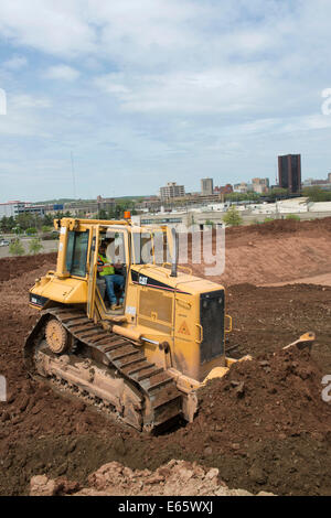 Bulldozer auf i-95 New Haven Crossing Hafenprojekt Wiederverwendung Haufen Arbeit.  13.05.14 Stockfoto